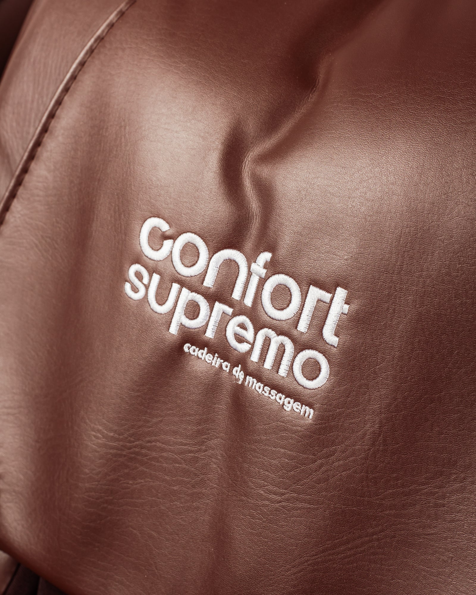 Bordado Confort Supremo no couro do encosto